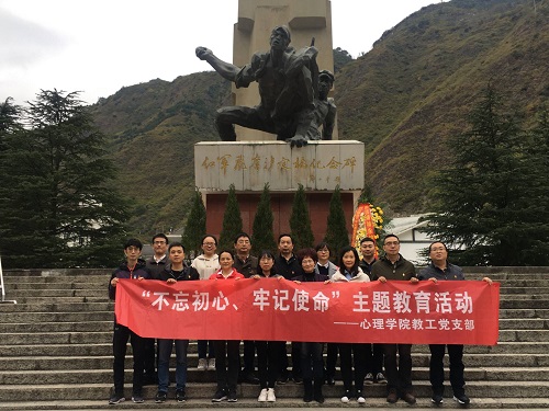 纪念碑前合影留念.jpg