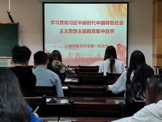 本科一支部集中自学1.jpg 本科一支部集中自学1.jpg